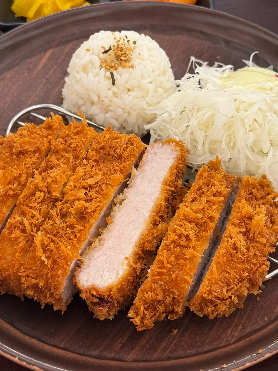 두툼하게 썰려 나온 코시 돈카츠