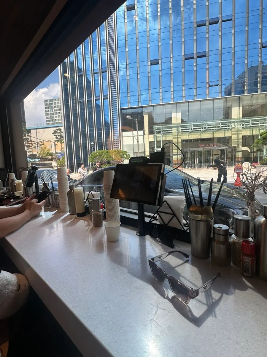 Bar seating and casual atmosphere at Kosi Seongsu Branch