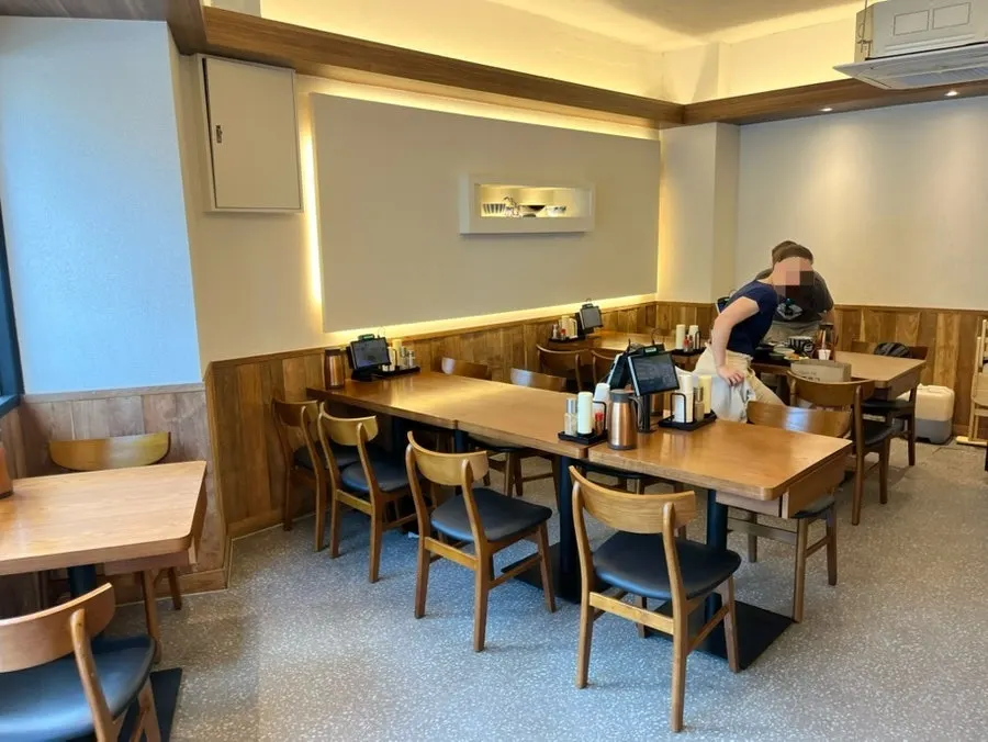 Interior seating at Kosi Seongsu Branch during weekday lunch hours