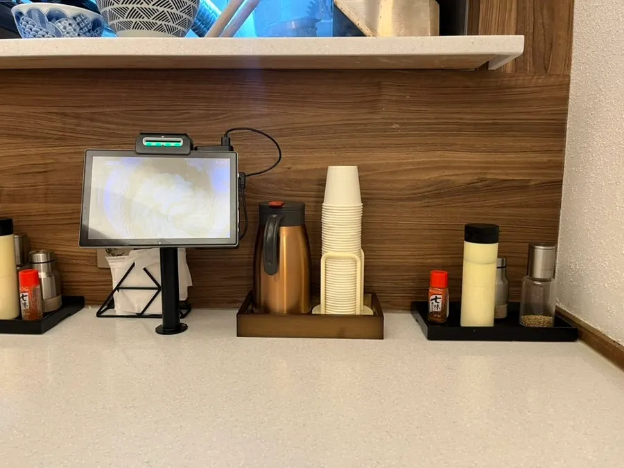Asientos de barra frente a la cocina y el kiosco