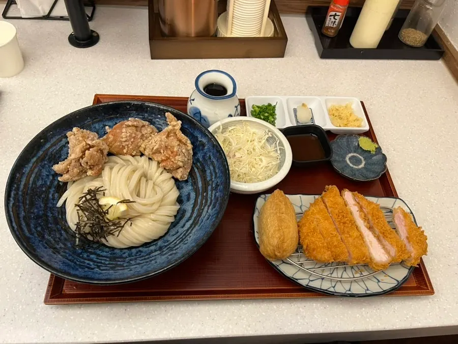 Set de toriten bukkake udon y katsudon servidos