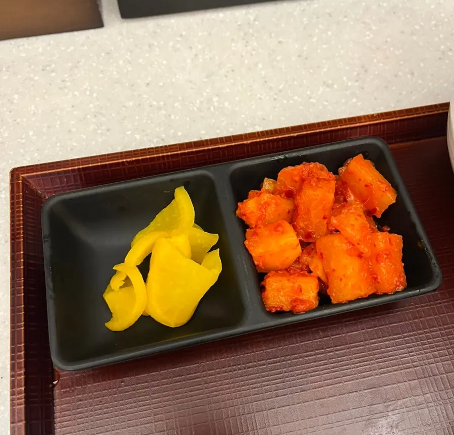 Wasabi y salsa de tonkatsu, danmuji y kkakdugi