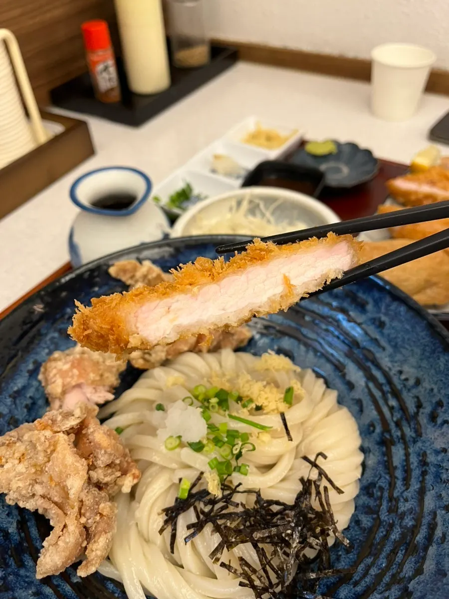 Corte transversal del tonkatsu con salsa