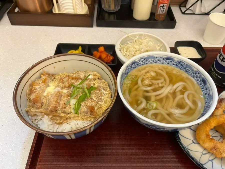 Set de katsudon con udon caliente añadido