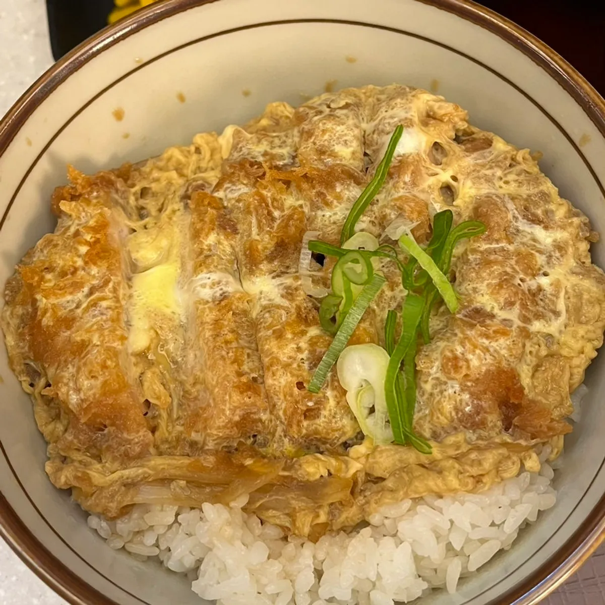 Katsudon con cebolla y huevo esponjoso encima