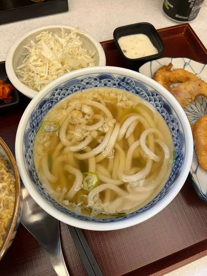 Udon caliente servido como extra del set