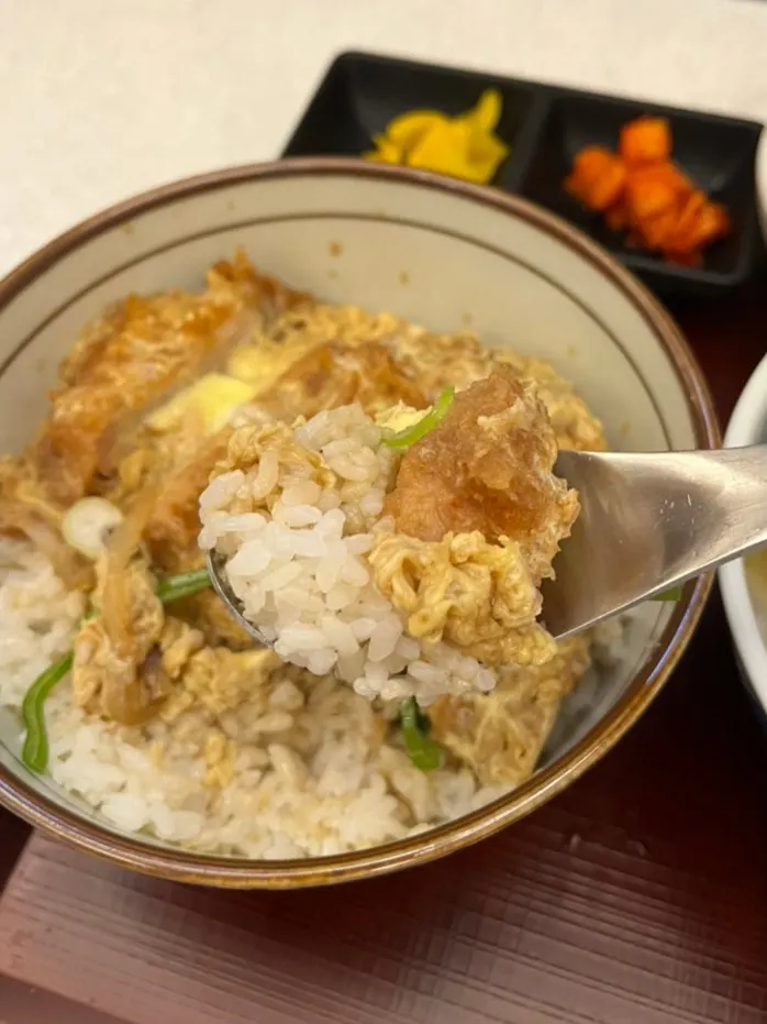 Katsudon comido desde arriba hacia abajo