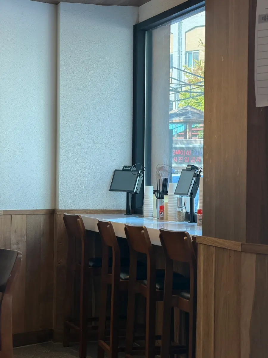 Interior of Kosi Seongsu Branch with single seats