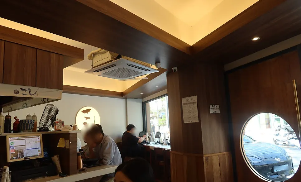 Seating inside Kosi Seongsu Branch