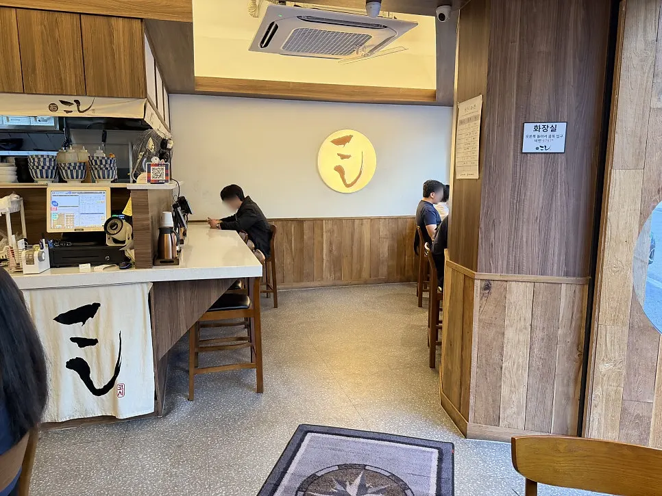 Interior seating at Kosi Seongsu Branch
