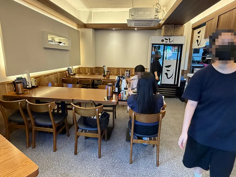 Bar table seating at Kosi Seongsu Branch