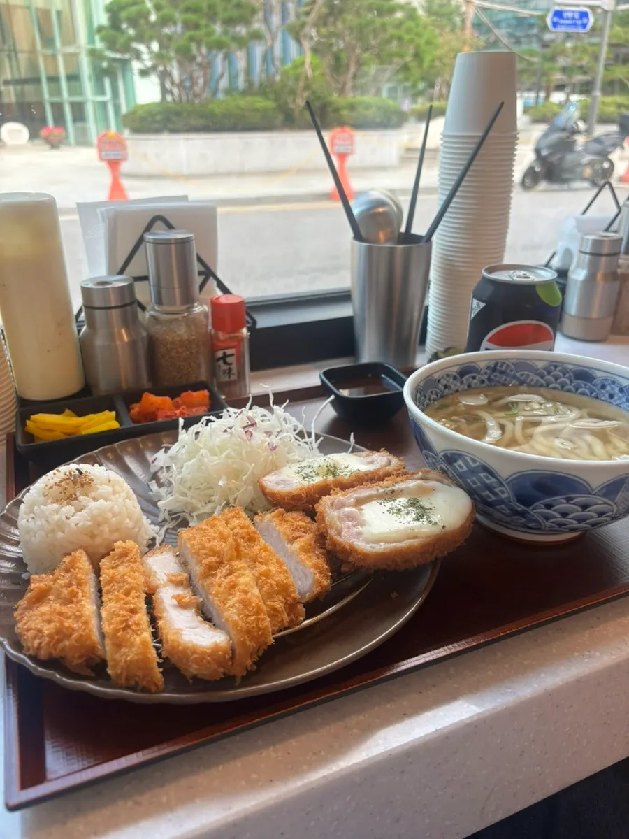 모둠카츠정식 한 상 차림