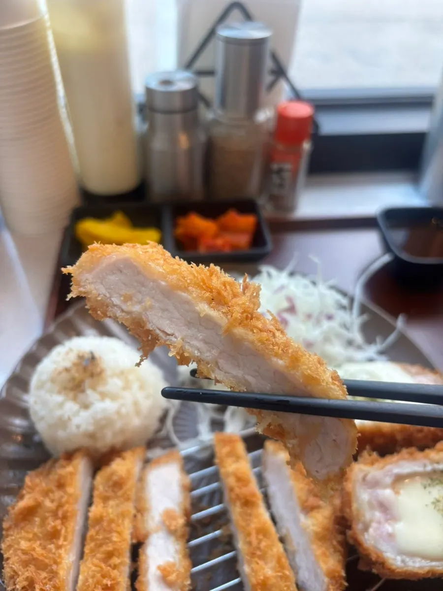 돈카츠와 함께 나온 샐러드와 밥