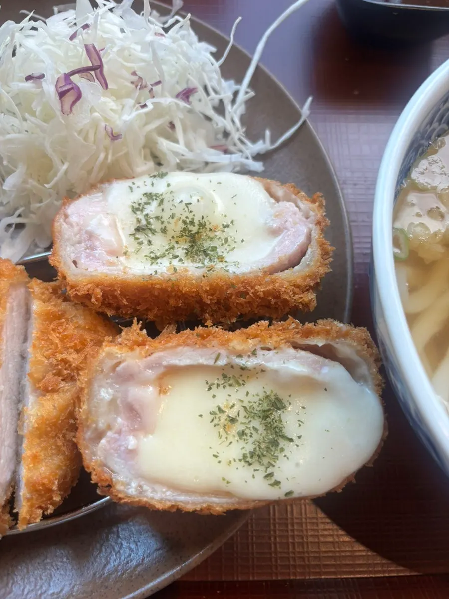 썰어놓은 돈카츠 단면