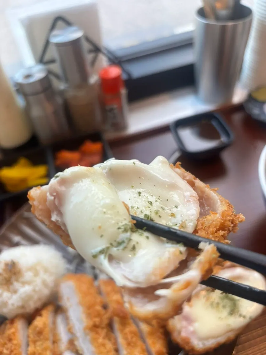 길게 늘어나는 모짜렐라 치즈카츠