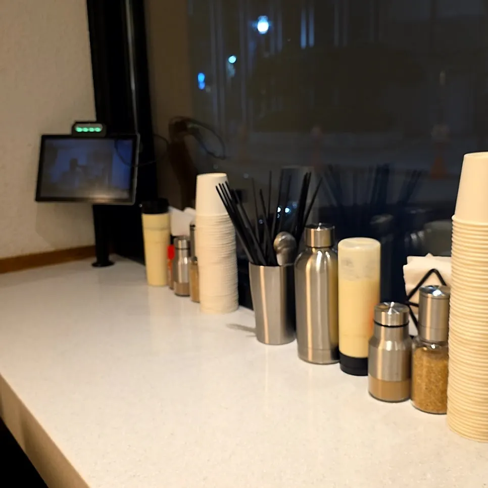 Solo bar-style seating lined up at Kosi Seongsu Branch