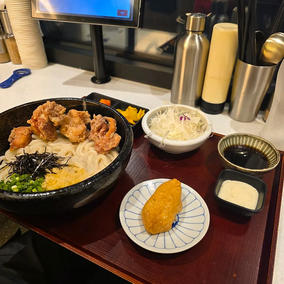 Noodles and sauce of the gama-tori-ten bukkake udon