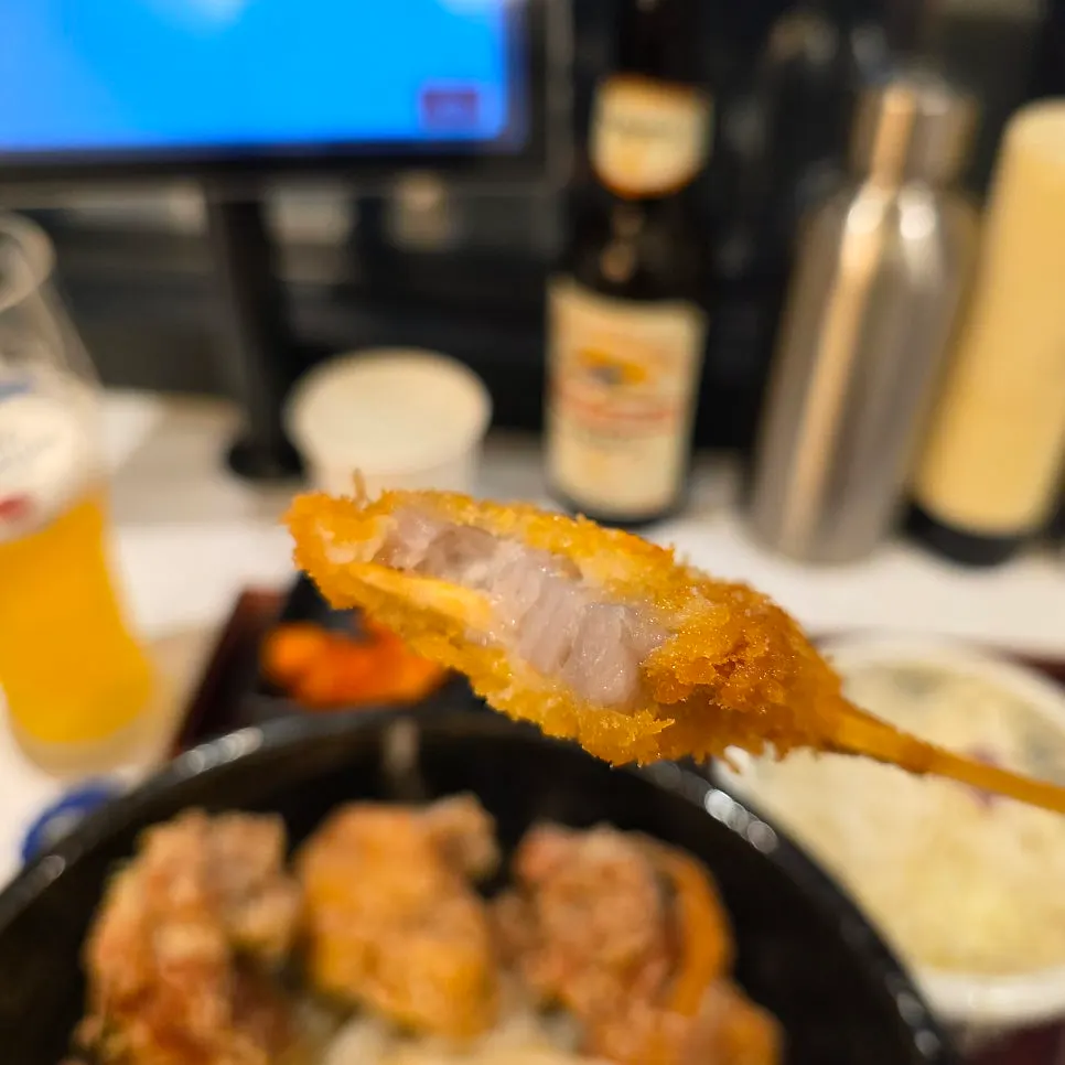 Cross-section of lotus root kushikatsu with dipping sauce