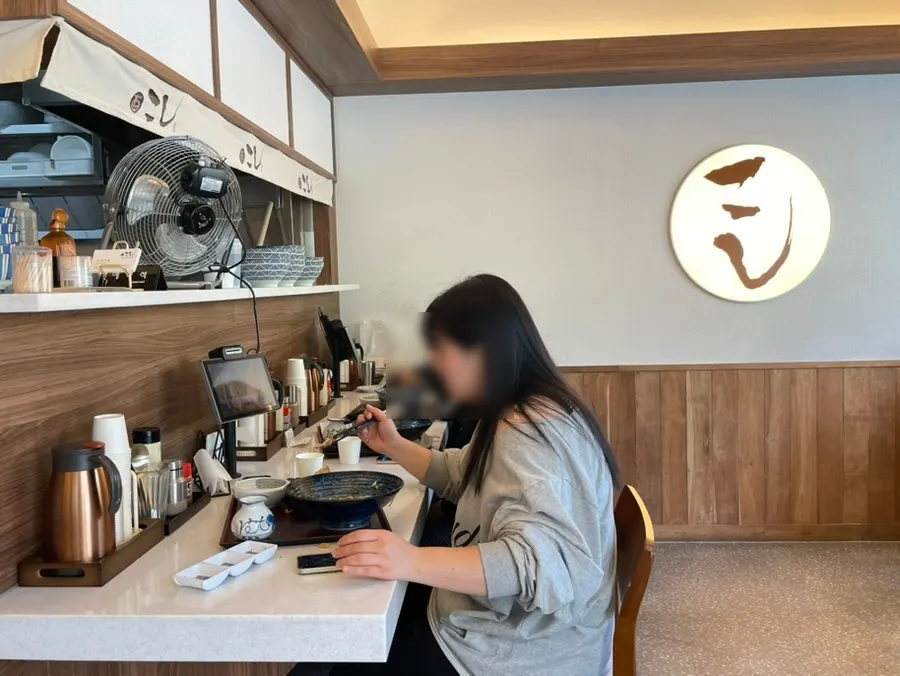 Table seats and wall-side bar seats at Kosi Seongsu Branch