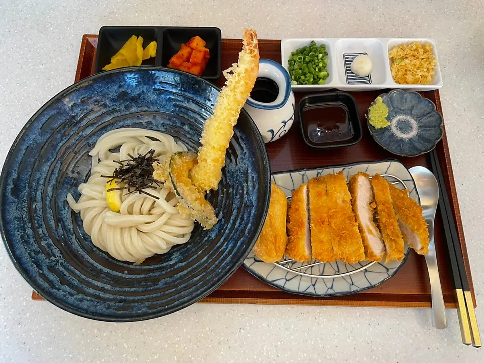 Full tray of the tempura bukkake udon set