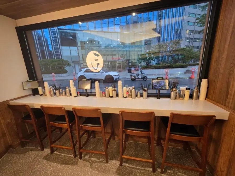 Interior view of solo and 2-person seating at Kosi Seongsu Branch