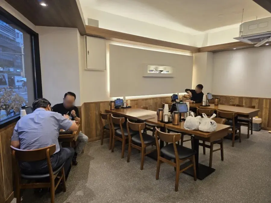 Interior view of a 4-person table at Kosi Seongsu Branch