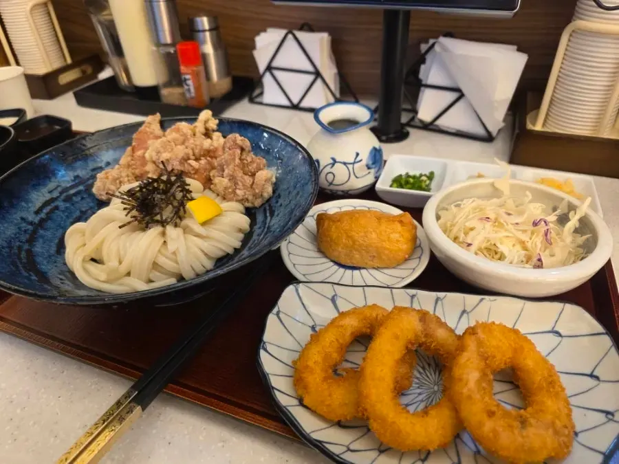 Tori-ten bukkake udon with noodles and tsuyu served separately