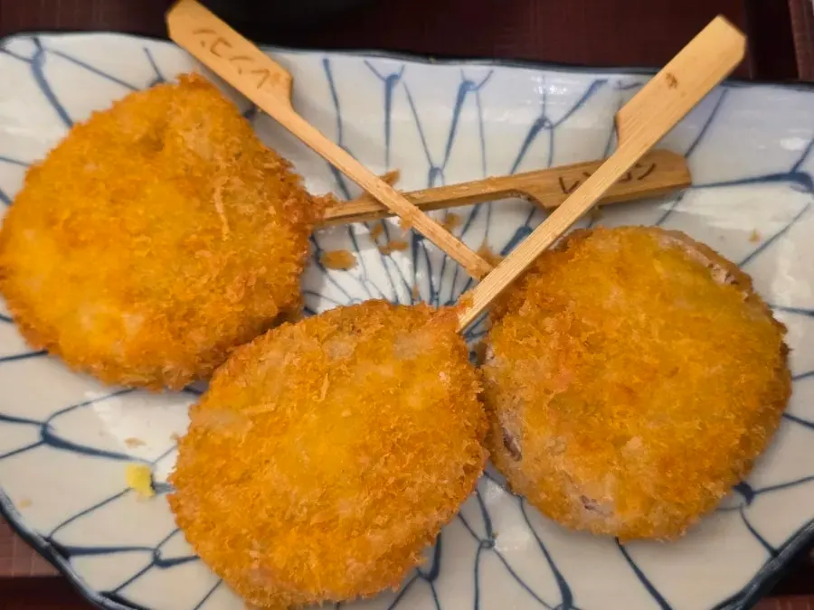 Side dishes of lotus root kushikatsu and shrimp tempura
