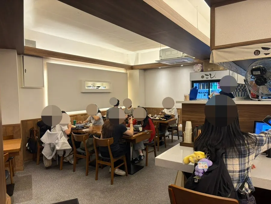 코시 성수점 내부 좌석