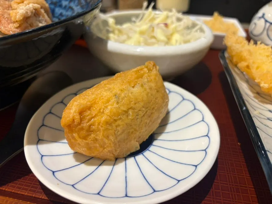 우동과 함께 나온 유부초밥