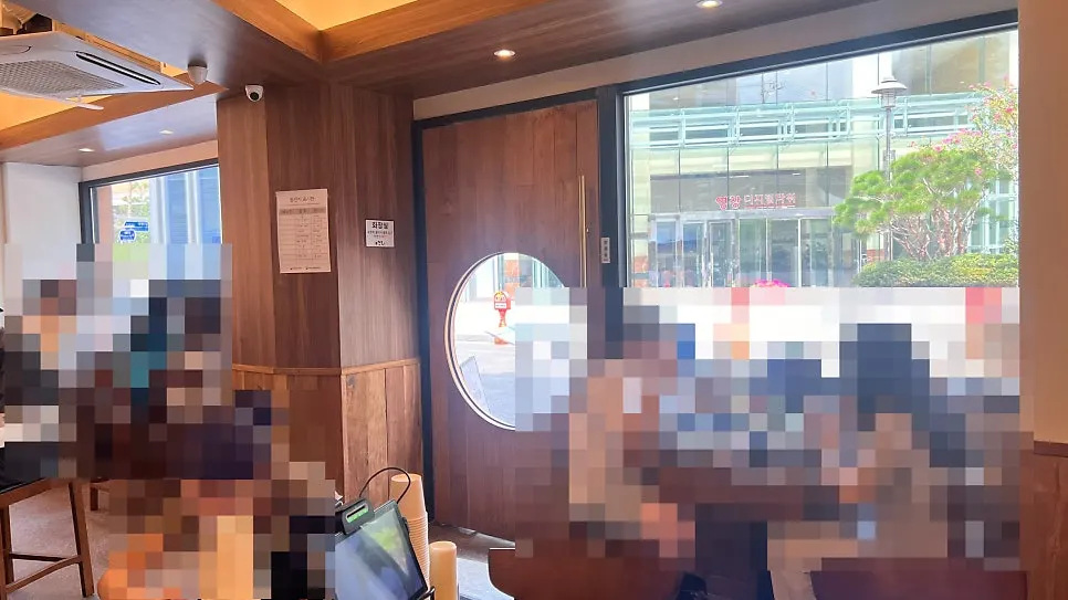손님이 많은 주말 점심 코시 성수점 내부