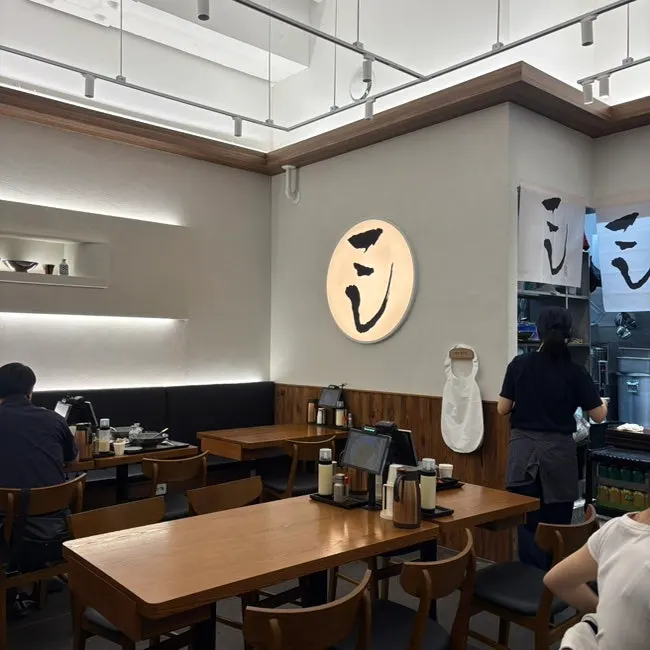 코시 서울대입구점 입구와 대기 공간