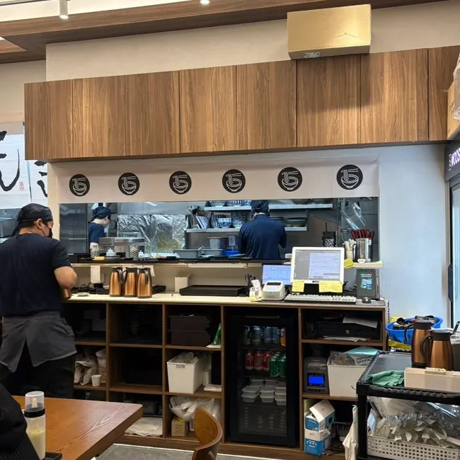 코시 서울대입구점 매장 내부 모습