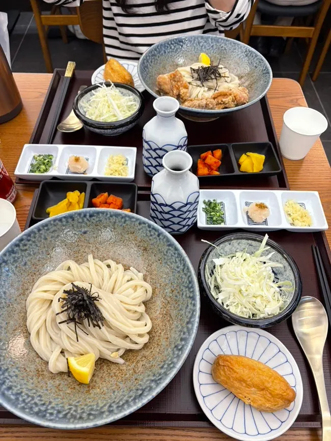샐러드 드레싱과 후추, 통깨 등 테이블 양념