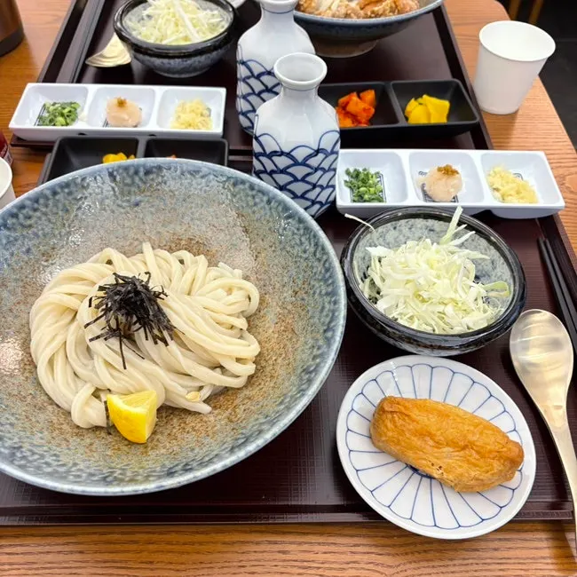 유부초밥과 샐러드가 함께 나온 붓카케 우동 단품 상차림
