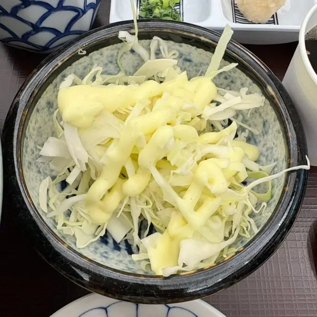 단품에 함께 나온 유부초밥 한 개