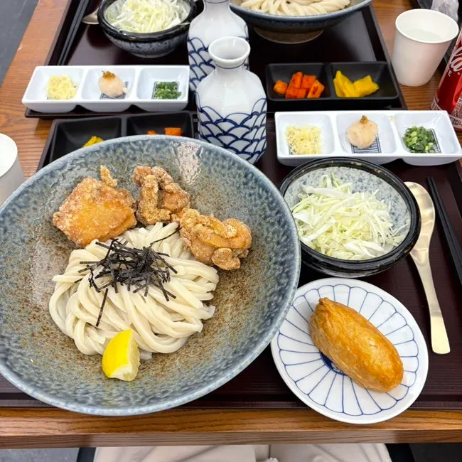 쯔유를 부어 비빈 붓카케 우동