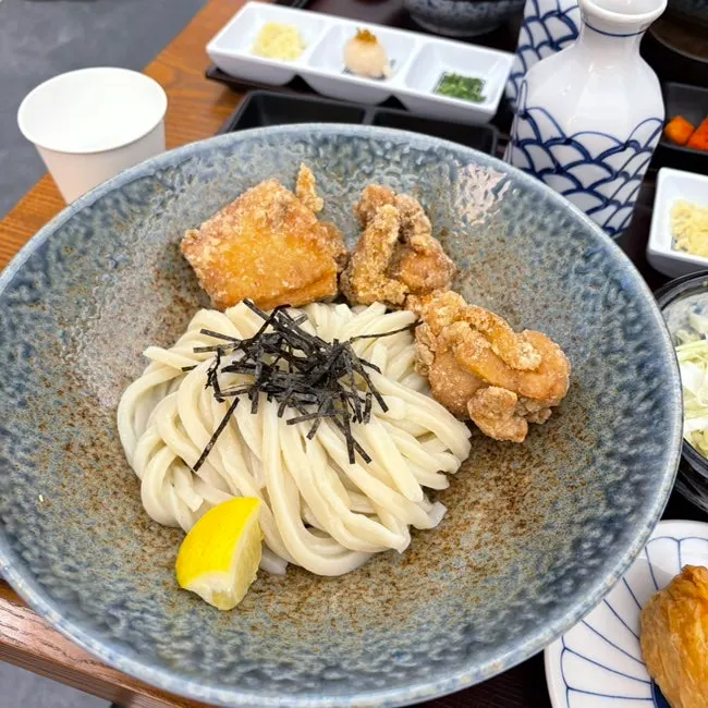 면을 들어올린 붓카케 우동