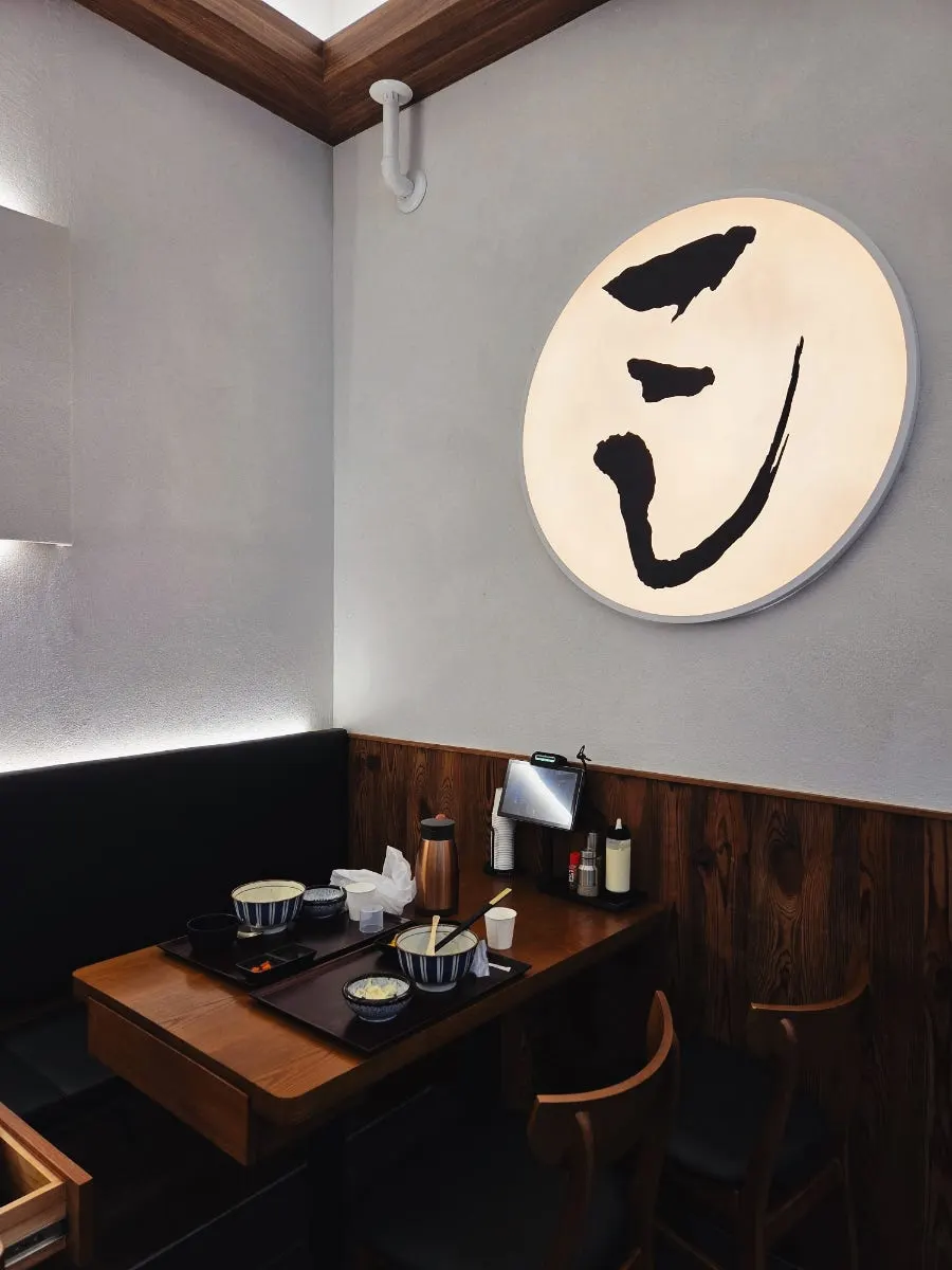 Interior restoran Jepang dengan desain rapi