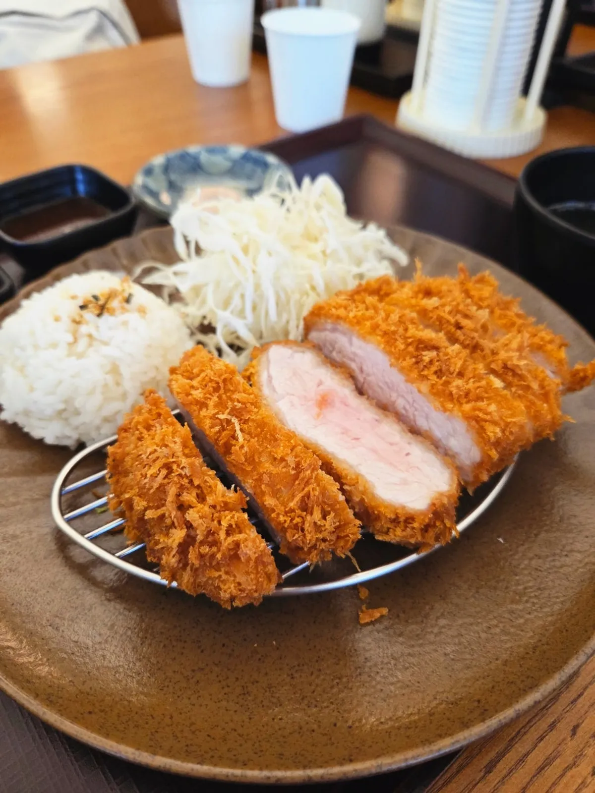 Sepiring donkatsu polos dengan potongan tebal