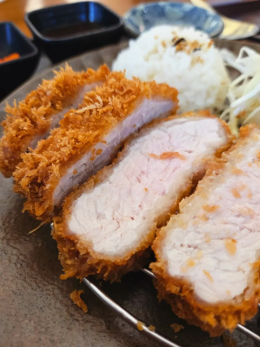 Penampang donkatsu dengan lapisan tepung renyah