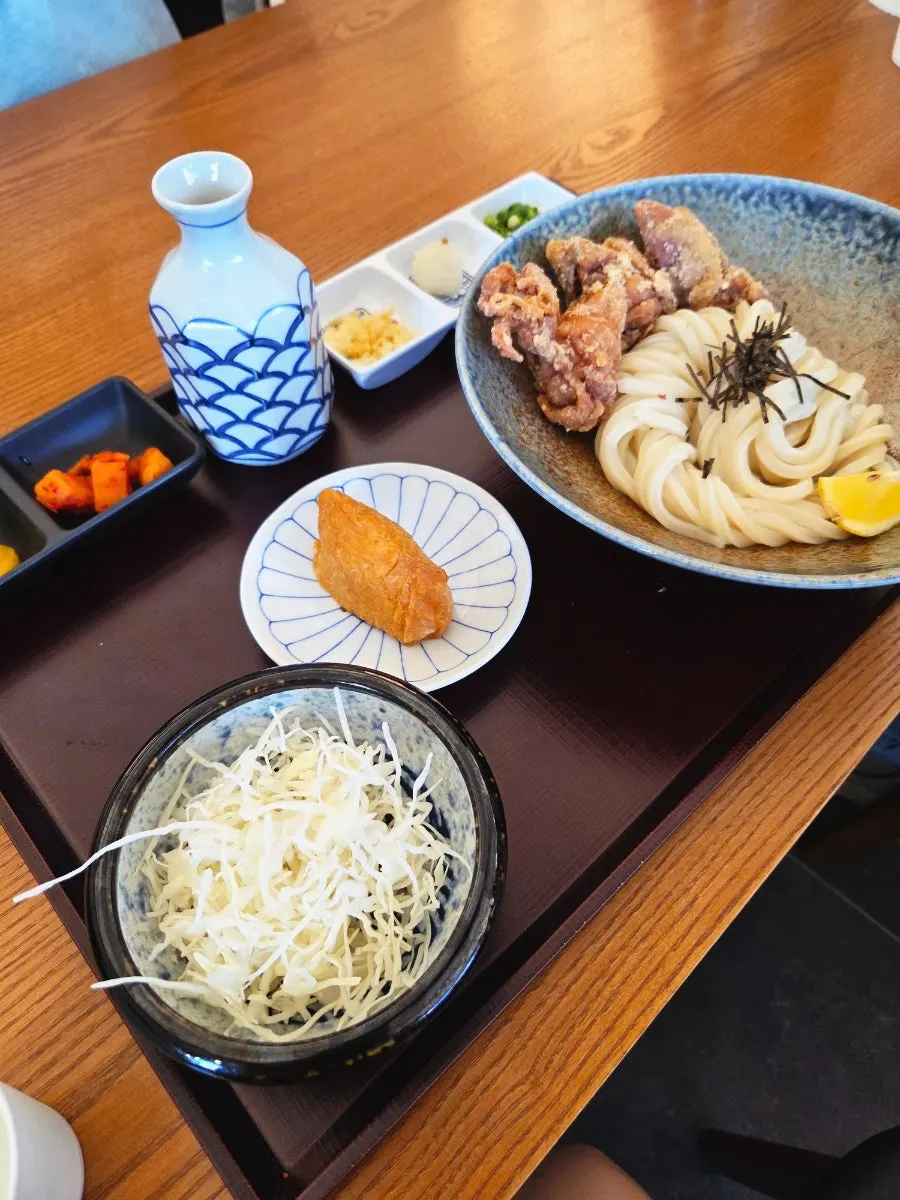 Satu set sajian tori tempura bukkake udon