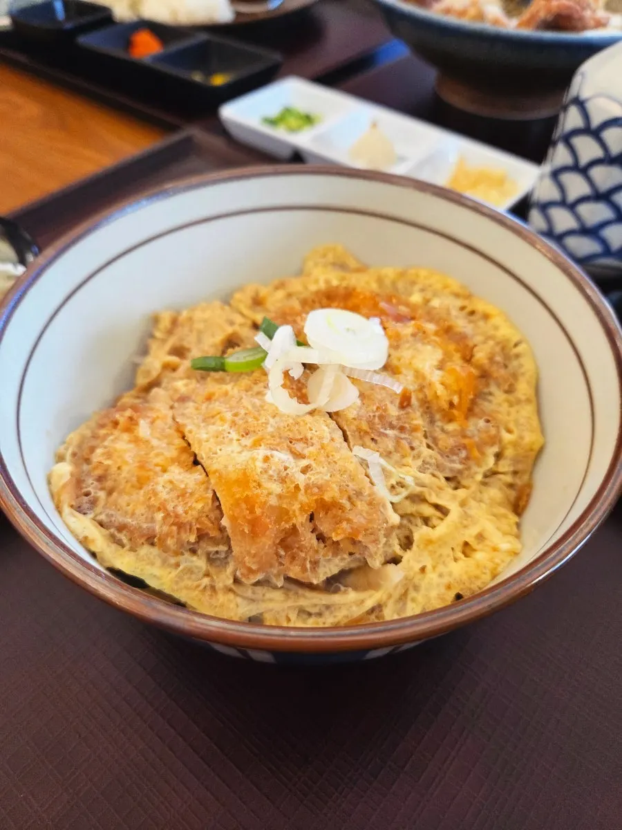 Satu mangkuk katsudon Kosi