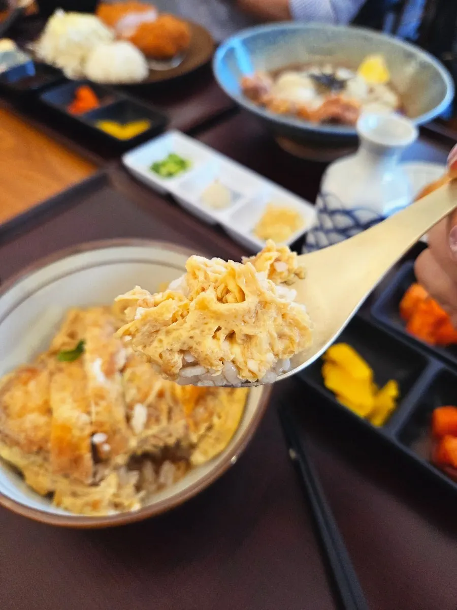 Close-up katsudon berlapis telur