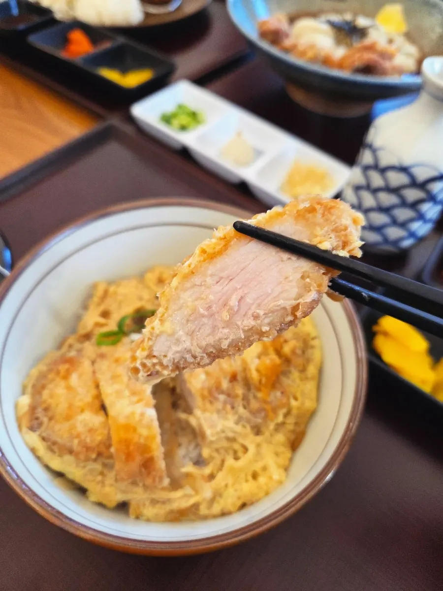 Satu suapan katsudon dengan nasi, telur, dan donkatsu