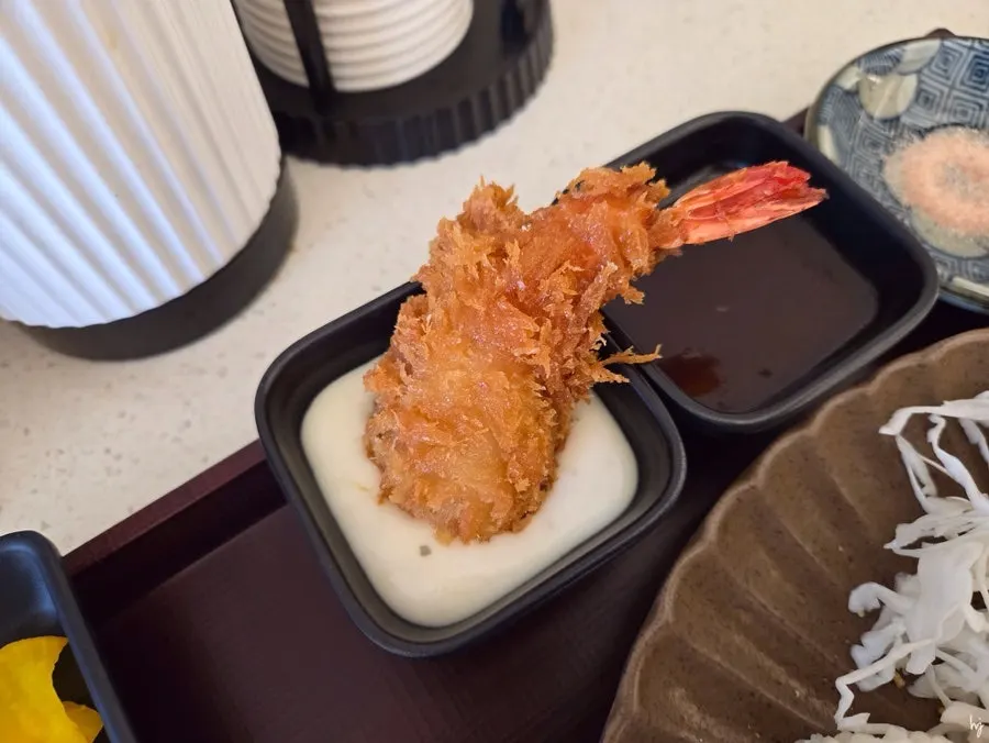 킹새우카츠를 소스에 찍은 모습