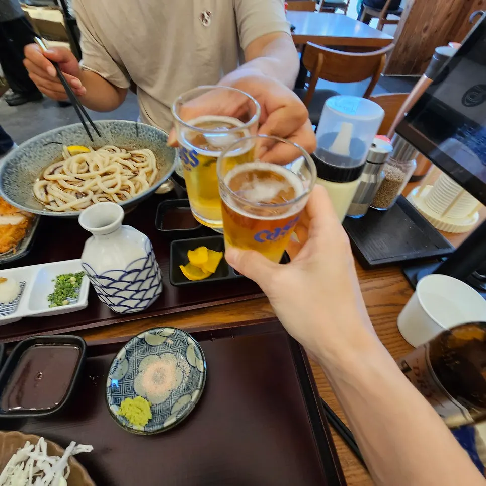 Bottled Asahi beer paired with tonkatsu and udon