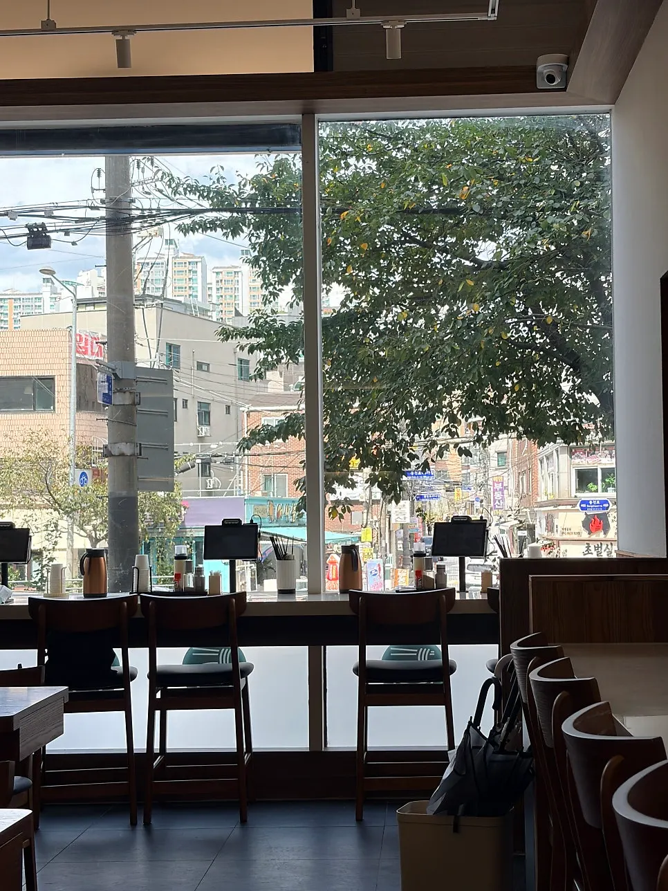 View of the interior seating at Kosi Seoul National University Entrance Branch