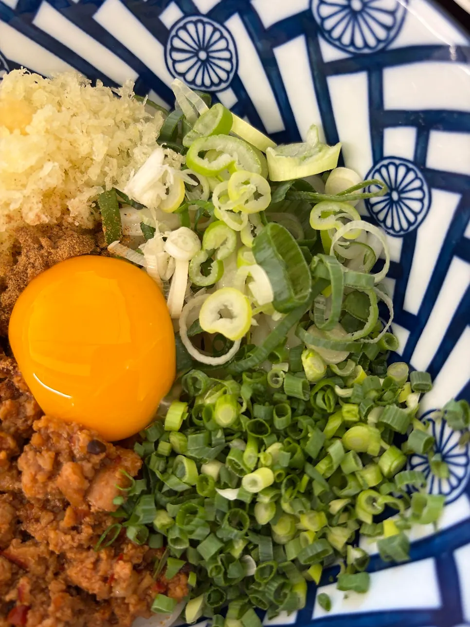 Noodles lifted after mixing the mazeudon