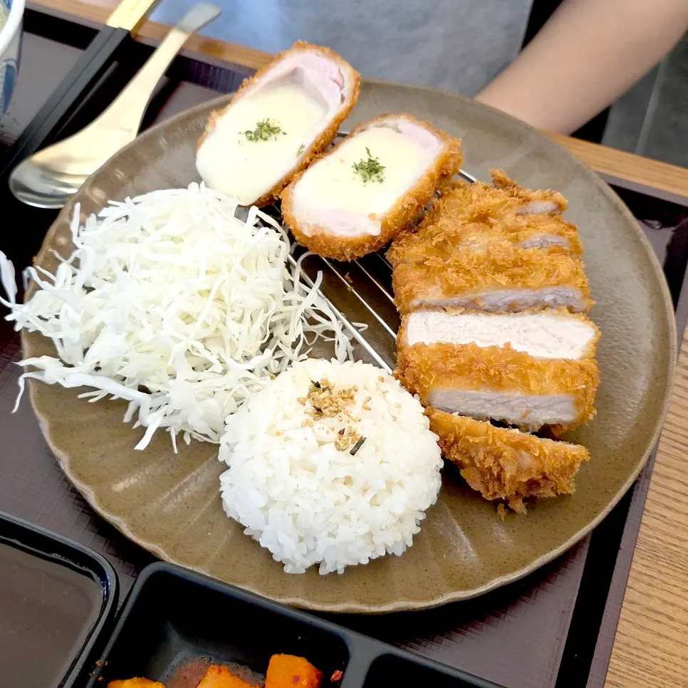치즈돈카츠와 등심카츠 반반 접시
